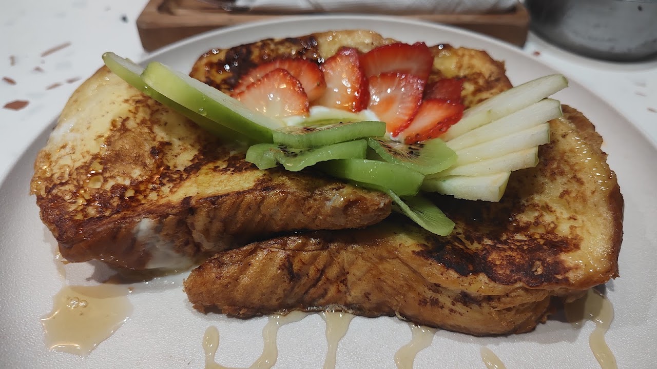 Tostadas francesas con frutas frescas en Café Nómada