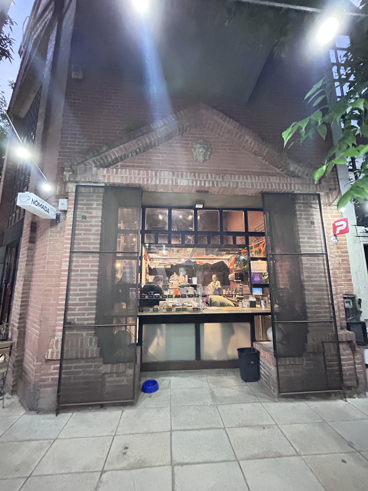 Fachada de Café Nómada en Malabia 806, Villa Crespo