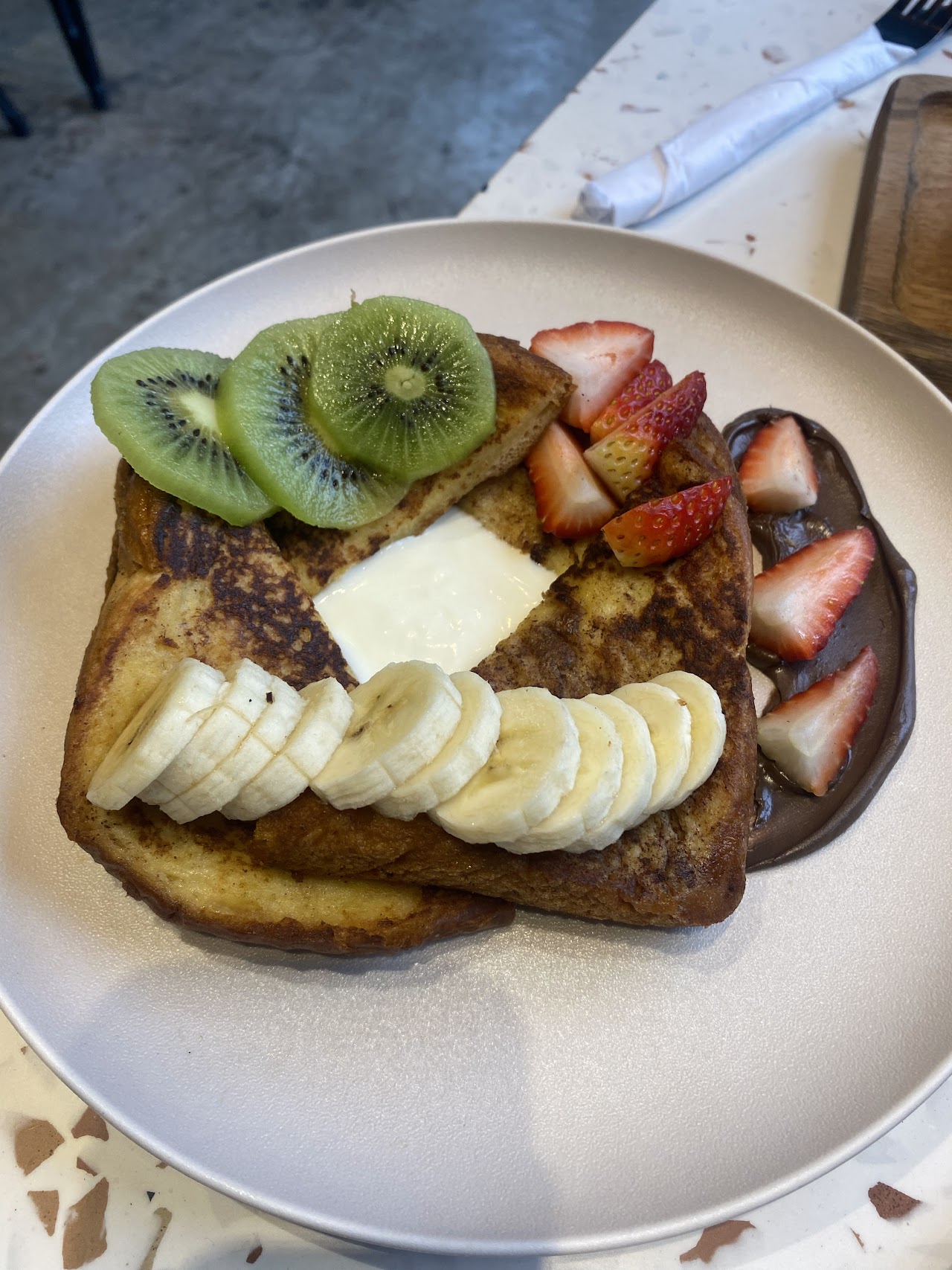 Tostadas francesas con banana, frutilla y kiwi en Café Nómada